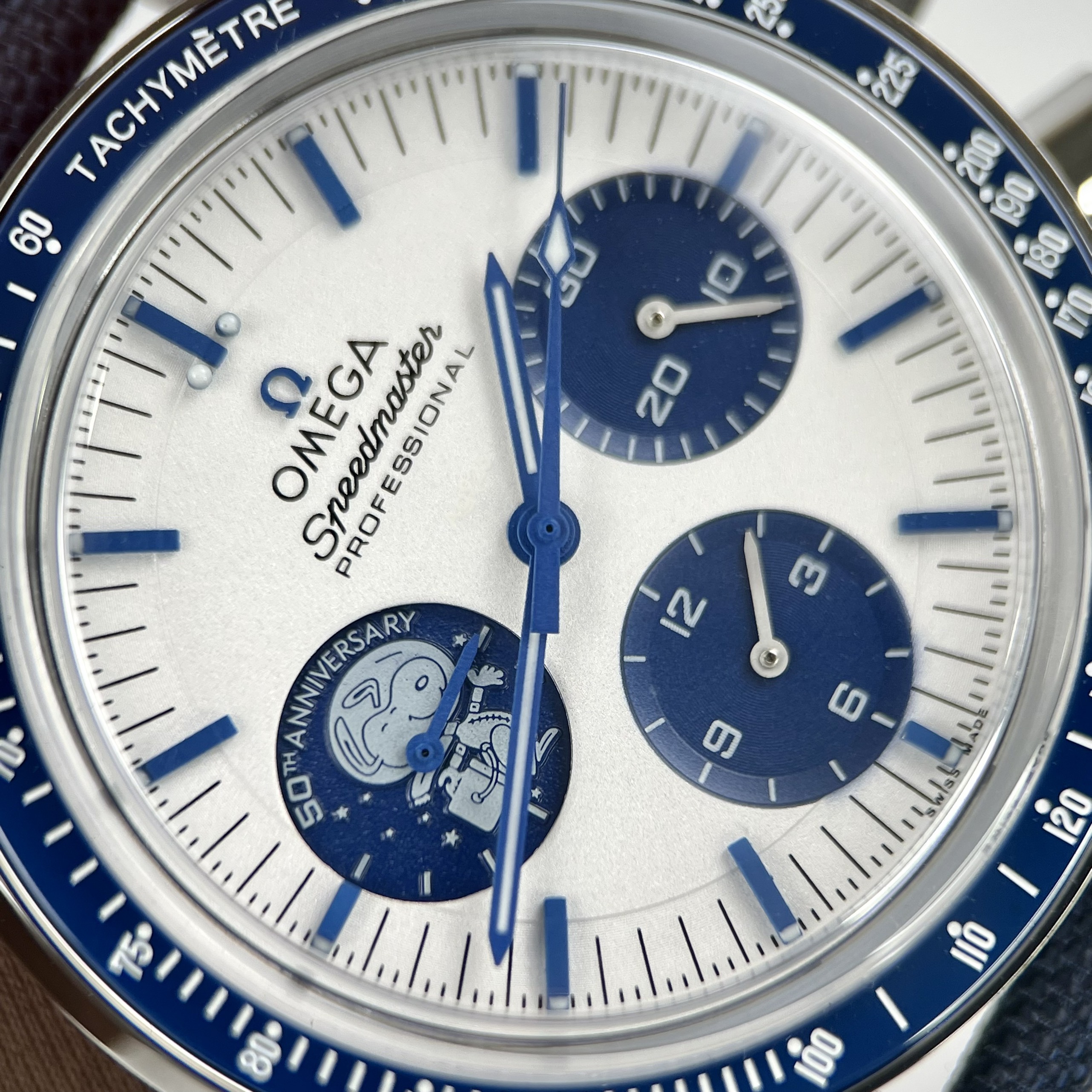 Đồng Hồ Nam Omega SpeedMaster Silver Snoopy Award Automatic Rep11 Thuỵ Sỹ 42mm