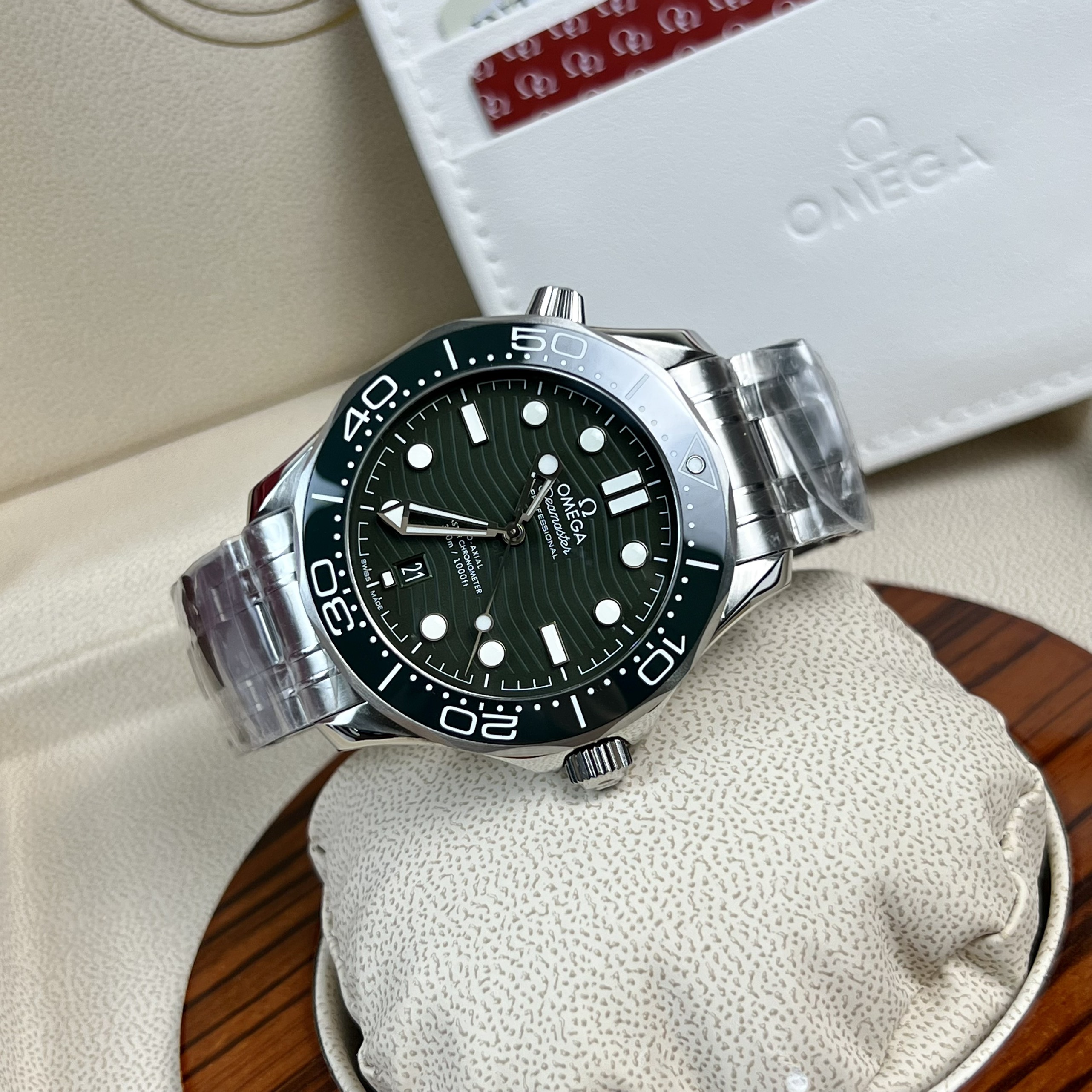 Đồng Hồ Nam Omega Seamaster Diver 300M Replica Cao Cấp Mặt Xanh Lá 42mm